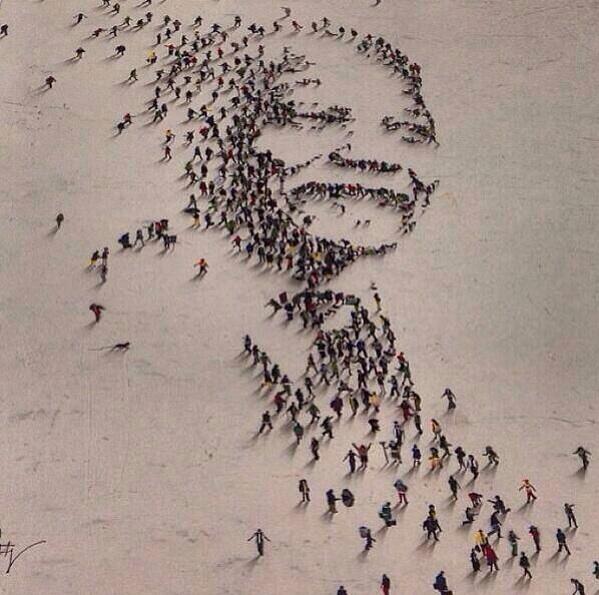 Rosto de Nelson Mandela é desenhado em areia em homenagem