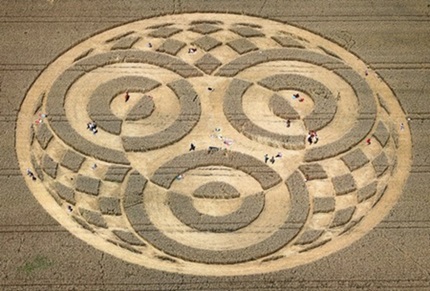 Misteriosos círculos em plantação de trigo atraem milhares de curiosos a fazenda