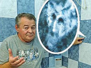 Família toma banho na pia da cozinha , com medo de imagem em azulejo do banheiro