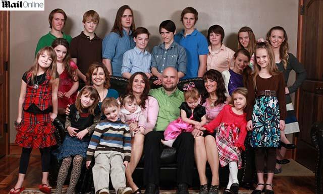 Gêmeas e prima casadas com mesmo homem tem 24 filhos e moram todos juntos