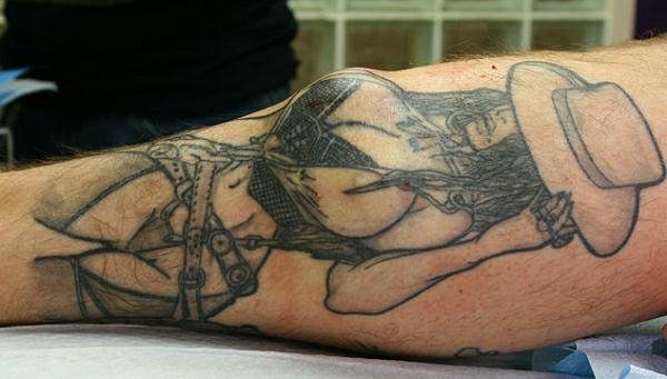 Homem coloca seios de silicone em tatoo de mulher que tem em sua perna
