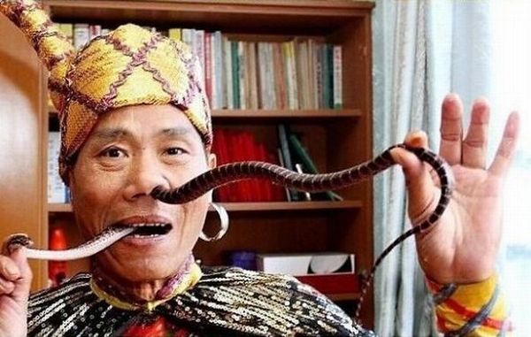 Chinês coloca cobras em seu nariz e retira pela boca