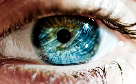 Já é possível mudar a cor dos olhos com cirurgia