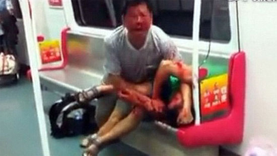 Veja um ataque ” zumbi ” em um metro na China