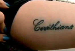Um tatuador erra e tatua “Corrithians” no braço de uma garota