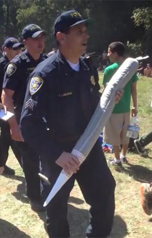 Cigarro de maconha gigante é apreendido por polícia durante festa nos EUA