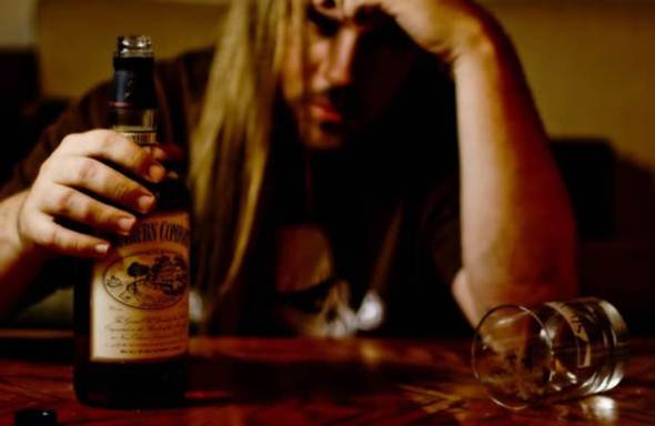 Ser um alcoólatra é pior do que ser viciado em drogas, diz estudo