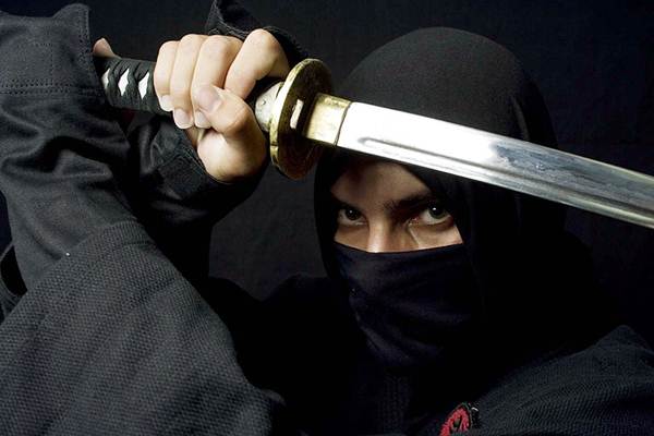 Assaltantes desarmados, vestidos como ninjas tentam tomar trono na Malásia