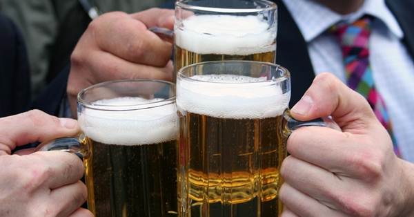 Cientistas desenvolvem cerveja que não provoca desidratação, nem ressaca