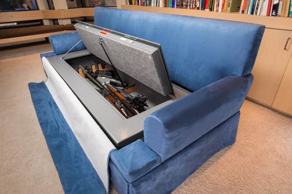 Empresa americana cria sofá à prova de balas com compartimento para guardar armas