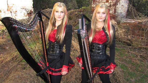 Gêmeas idênticas tocadoras de harpa viram hit tocando sucessos do Rock