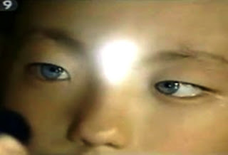 Jovem chinês nasceu com olhos que brilham no escuro