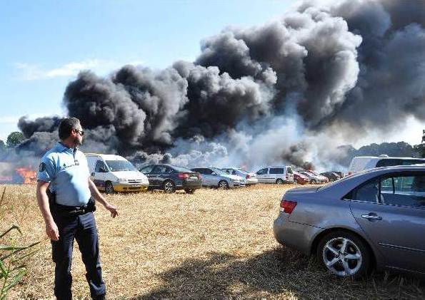 Bêbados tentam fazer churrasco, mas acabam incendiando 64 carros