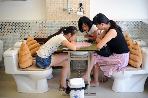 Conheça um restaurante chinês bizarro, onde os clientes se sentam em vasos sanitáiros