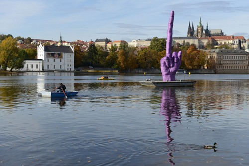 Artista faz obra e deixa como recado ao presidente tcheco