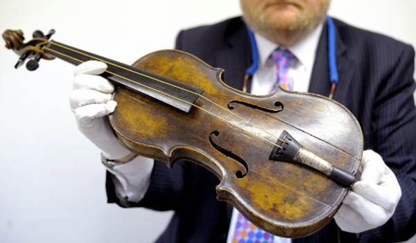 Violino que era tocado enquanto Titanic afundava é vendido por US$ 1,5 milhões