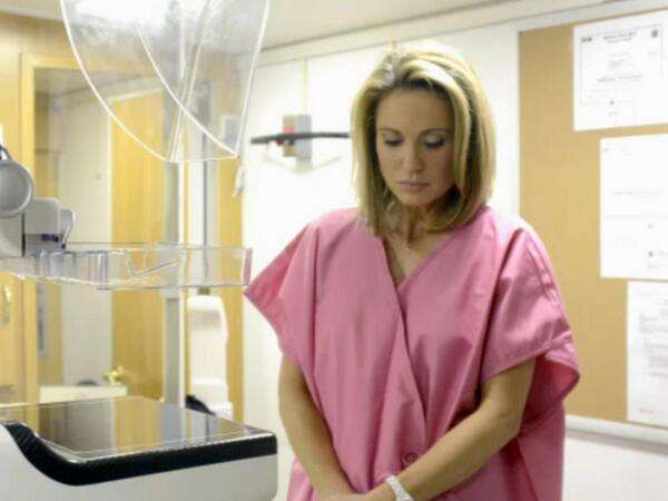 Apresentadora de TV descobre que tem câncer de mama, após fazer mamografia ao vivo