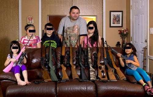 Para proteger a família, americano ensina seus filhos a atirarem com rifles