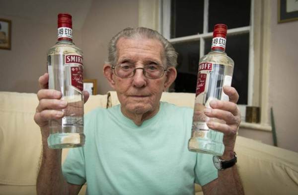 Bisavô é impedido de comprar vodka por não ter como provar que era maior de 18 anos
