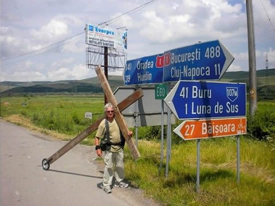 Homem passa 26 anos viajando pelo mundo com um crucifixo gigante em seu ombro