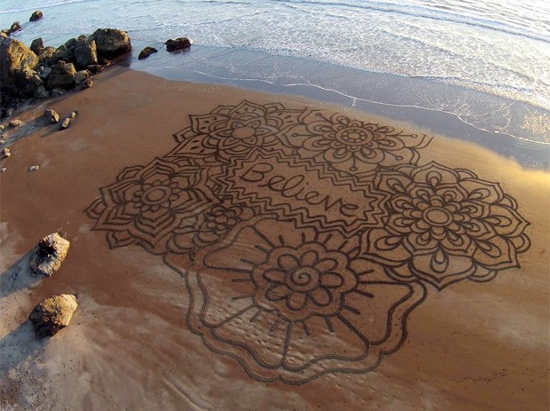 Americano faz sucesso com incríveis desenhos feitos em praia nos EUA