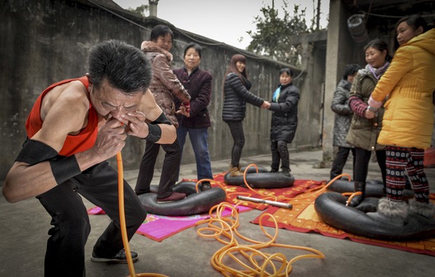 Chinês com pulmões de aço enche pneus usando apenas o nariz