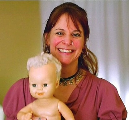 Mulher afirma que boneca é sua alma gêmea e a trata como filha há 8 anos