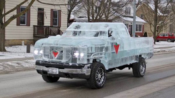 Artistas criam caminhão feito de gelo