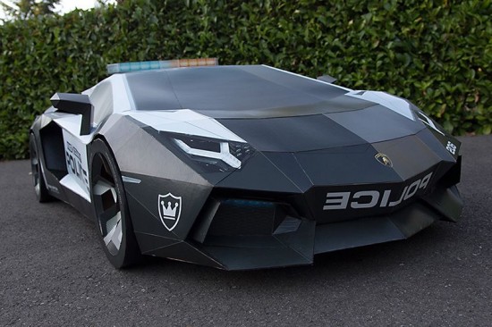 Designer cria Lamborghini feita inteiramente de papel e papelão