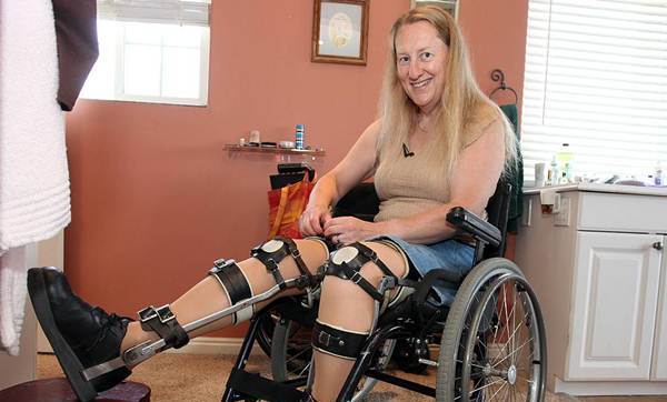 Mulher saudável vive na cadeira de rodas como uma paraplégica e sonha em se tornar uma