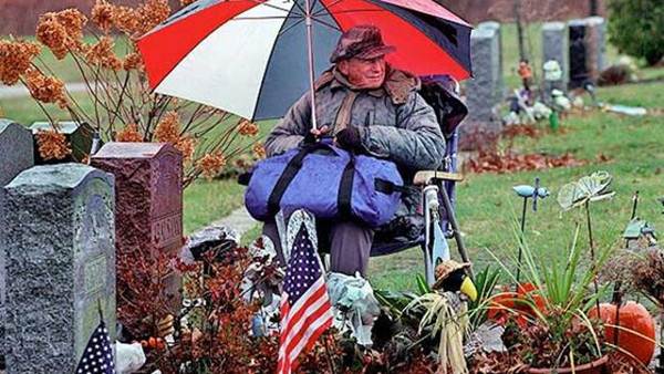 O amor nunca morre: Americano passa 20 anos sentado no túmulo da esposa até ir a seu encontro