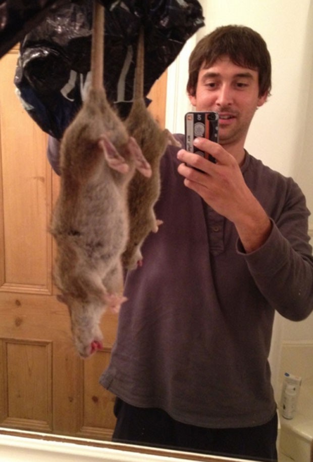 Após matar ‘rato mutante’ britânico faz selfie e posta nas redes sociais