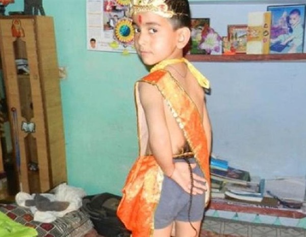 Com cauda de 30 cm menino é adorado como Deus na Índia