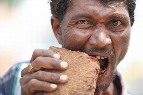 Indiano come três quilos de pedras, tijolos e lama por dia