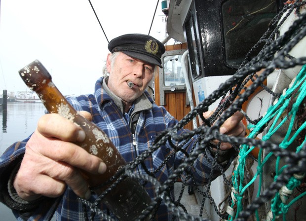 Mensagem de 101 anos é achada em garrafa por pescadores na Alemanha