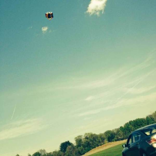Castelo inflável voa com crianças dentro após ventania nos EUA