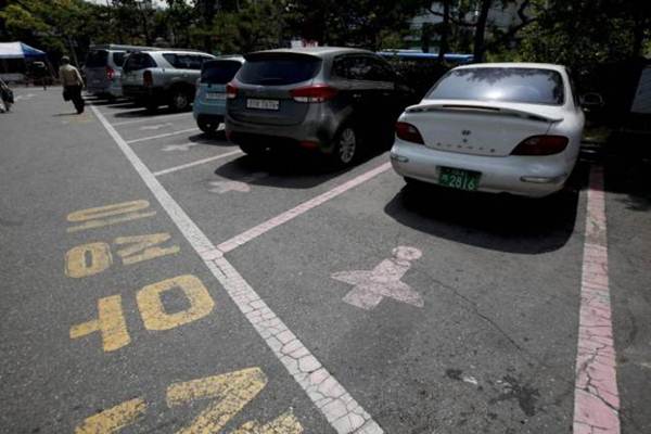 Coreia do Sul cria vagas de estacionamento extra grandes para mulheres