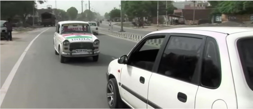 Taxista indiano só dirige de ré a 11 anos e tem autorização para isso