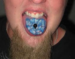 Loucas tatuagens na língua