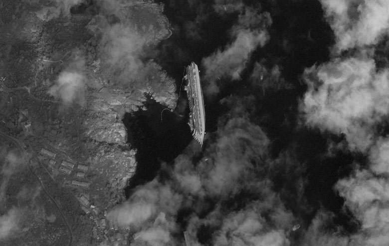 Imagem de satélite do navio Costa Concordia que naufragou