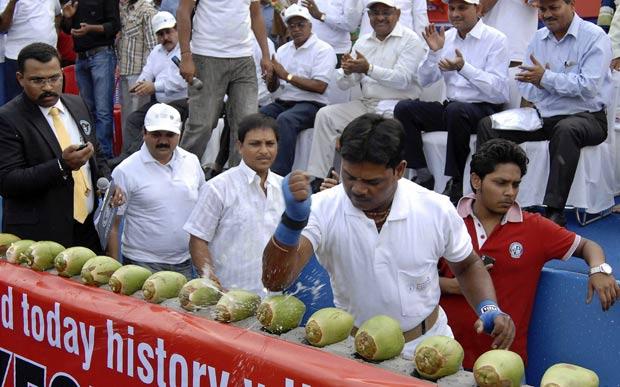 Indiano bate recorde após quebrar mais de 85 cocos com cotovelo