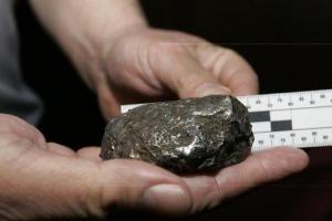 Homem atingido por 5 meteoritos acredita estar sendo alvo de aliens