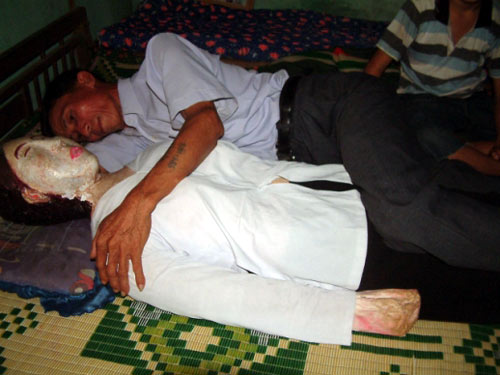 Vietnamita dorme há 5 anos na cama com sua esposa morta