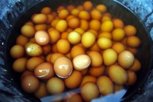 Ovos cozidos em urina são consumidos para previnir doenças na china