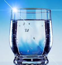 Estudo diz que beber água durante provas pode aumentar notas