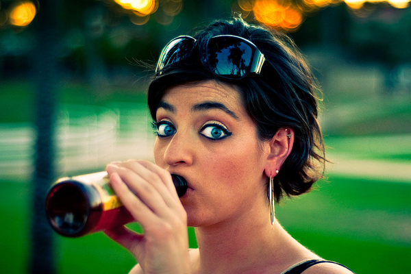 Estudos dizem que pessoas com olhos claros tem mais chances de virarem alcoólatras