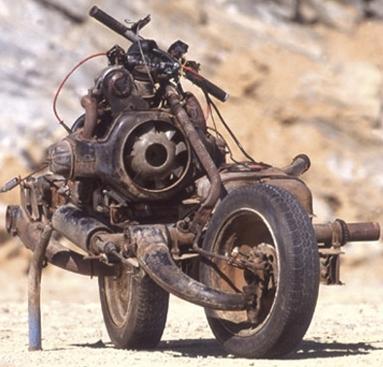 Inacreditável, homem perdido no deserto constrói moto com peças de carro quebrado