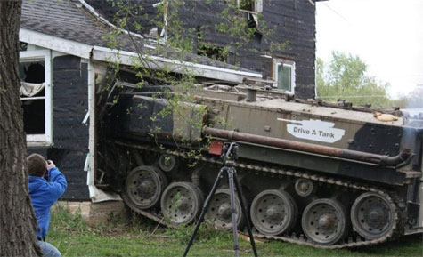 Para combater estresse empresa nos EUA oferece tanques e blindados para destruir casas