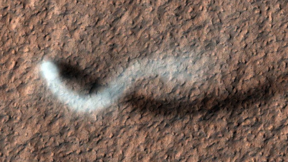 Foto de cobra-fantasma é capturada pela NASA em Marte