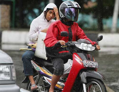 Lei da Indonésia proíbe que mulheres andem de moto em “posição imprópria”